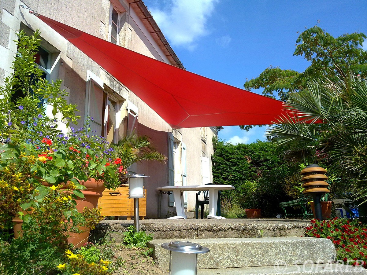 voile-d'ombrage-qualite-professionnelle-particulier-sur-mesure-mesures-vendée-qualité-france-française-Sofareb-local-expérience-particulier-professionnels-protection-solaire-terrasse-exterieur-design-moderne-jardin-ombre-ombrage-architecte-shadesail-rouge-red