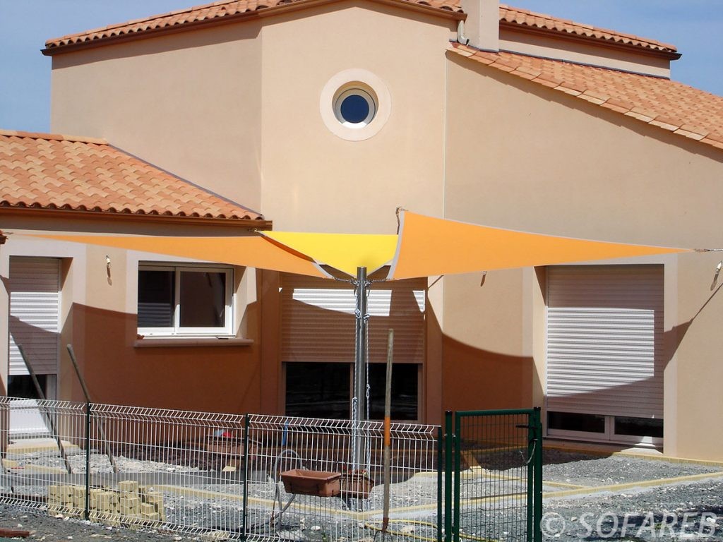 voile-d'ombrage-qualite-professionnelle-particulier-sur-mesure-mesures-demande-vendée-qualité-france-française-Sofareb-local-expérience-particuliers-professionnels-protection-solaire-terrasse-exterieur-design-moderne-jardin-ombre-ombrage-architecte-shadesail-terrasse-orange-jaune