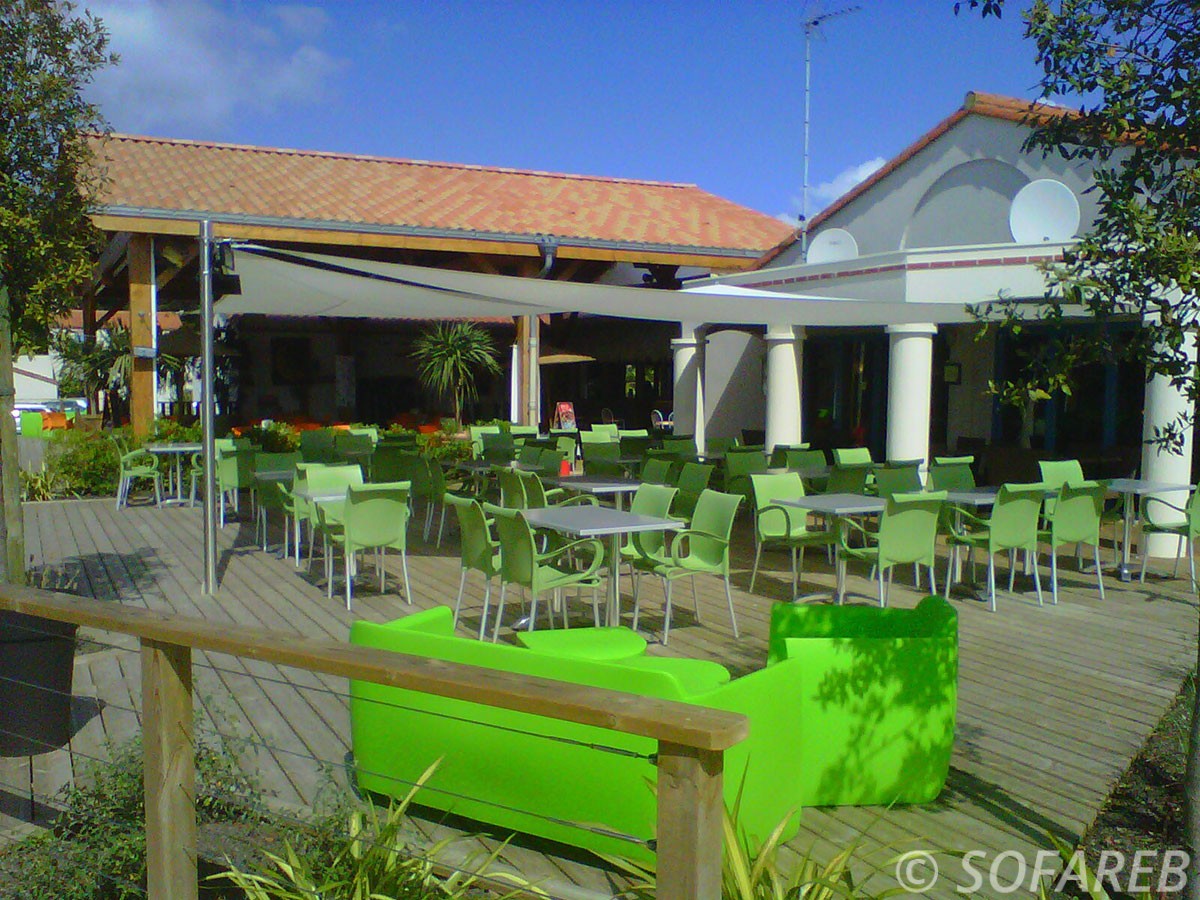 Voiles d'ombrages blanches conçues sur-mesure pour la terrasse d'un restaurant en Vendée