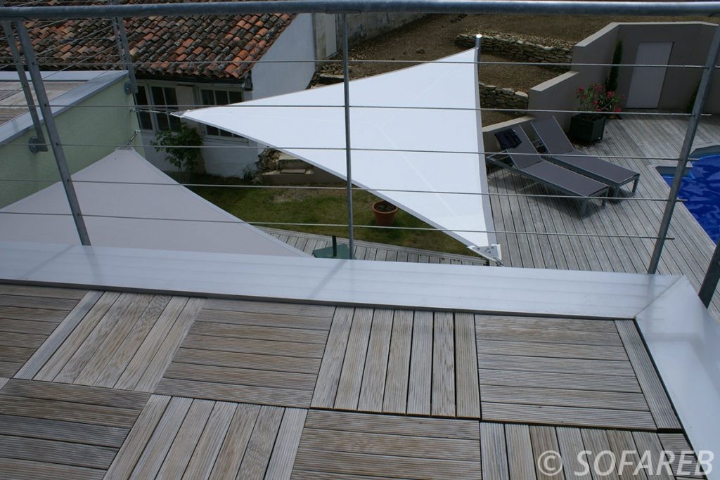 Voile dombrage triangulaire blanche vue depuis une terrasse surelevée