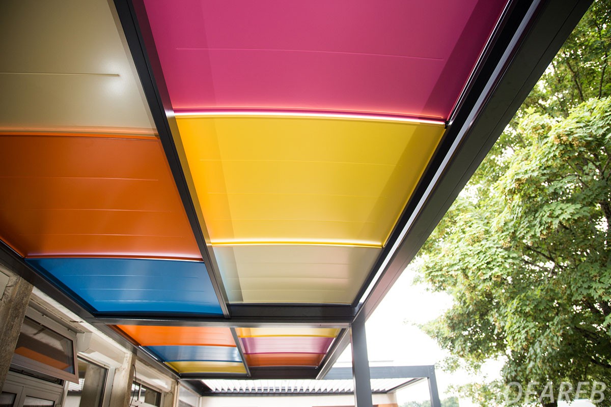 pergola avec structure colorée pour école primaire