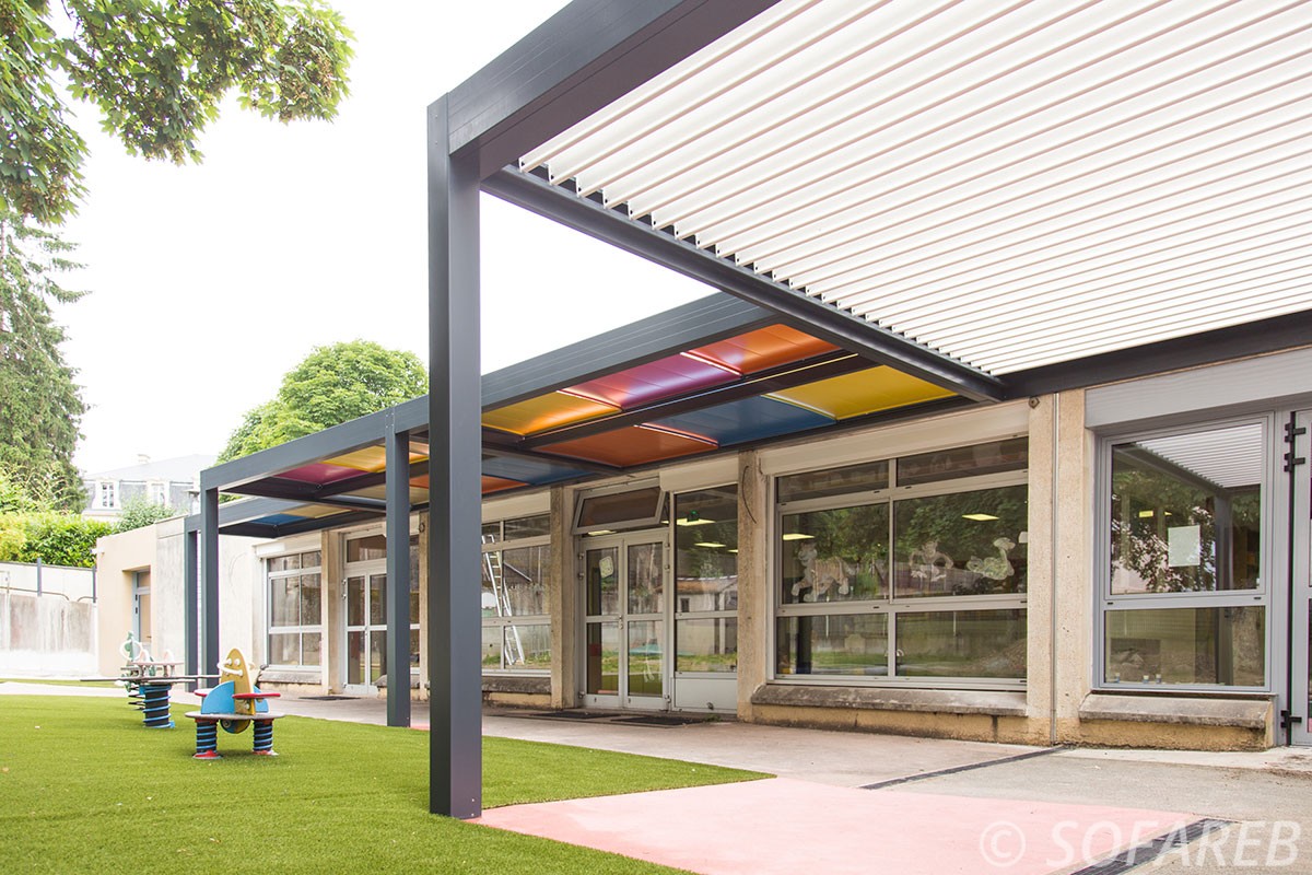 pergola métallique avec plaque colorée pour école primaire pergola bioclimatique blanche dans coure d'école primaire école pour enfant