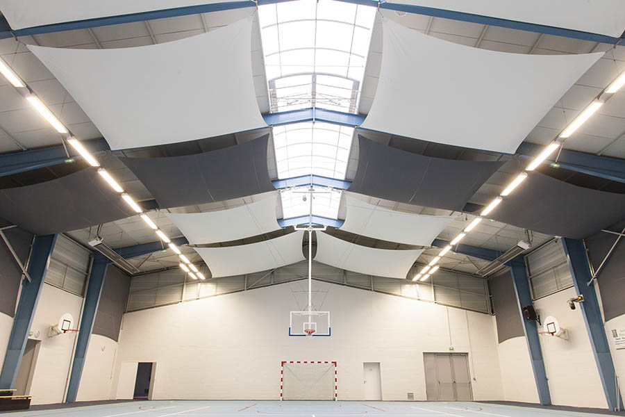 Toiles acoustiques accrochées au plafond d'une salle de sports - Vendée 85