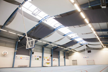 Toiles acoustiques anti-bruit accrochées au plafond d'une salle de sport