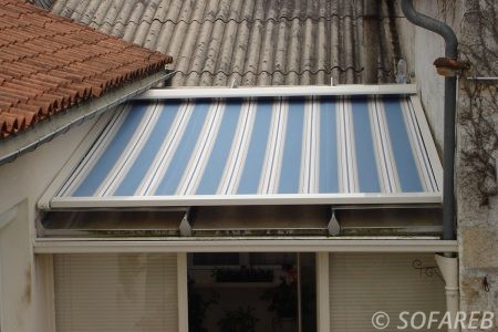 Store bleue et blanc toit extérieur - fabrication vendee store