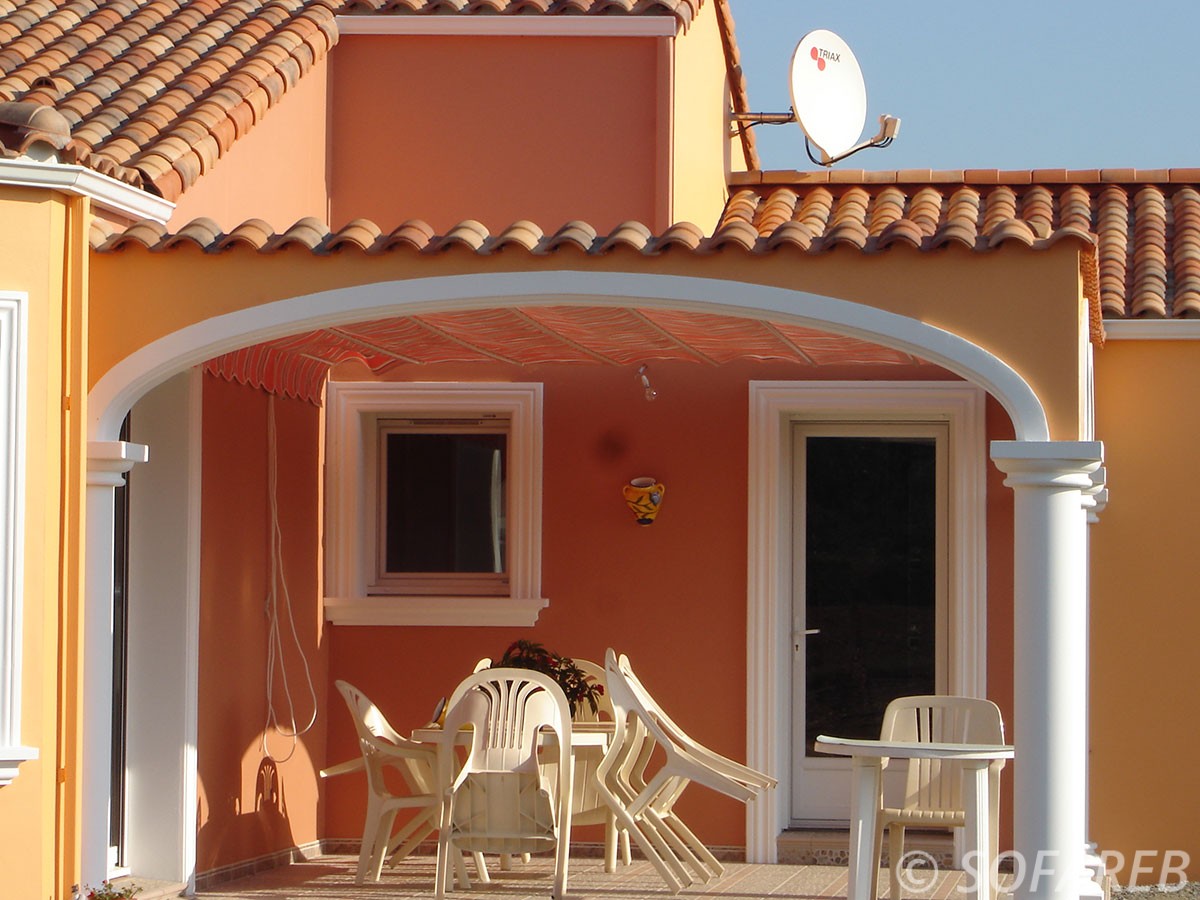 velum toit exterieur recouvrant le haut de la terrasse couleur orange ombrage