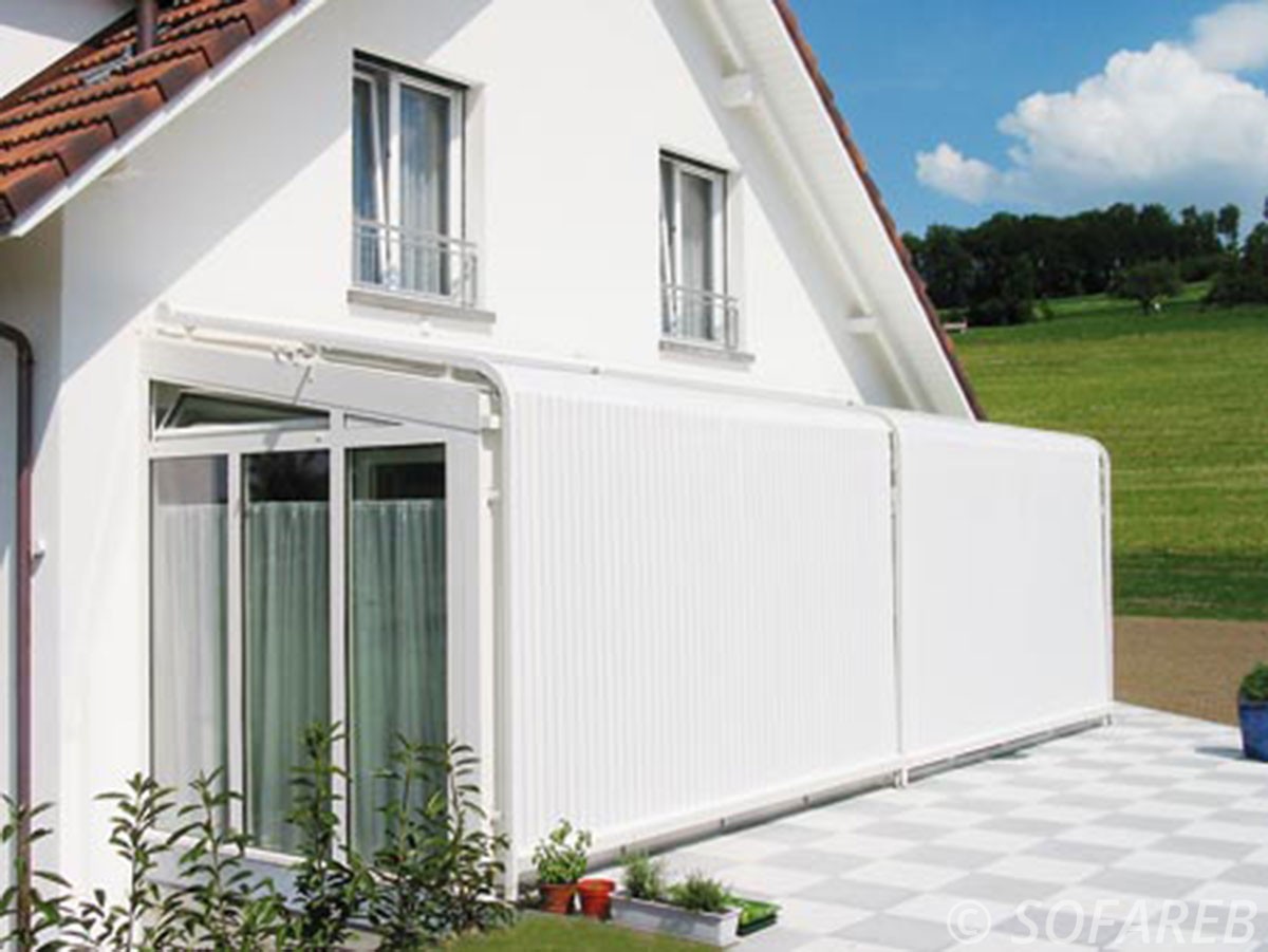store blanc ombrage recouvrant integralement la terrasse de la maison