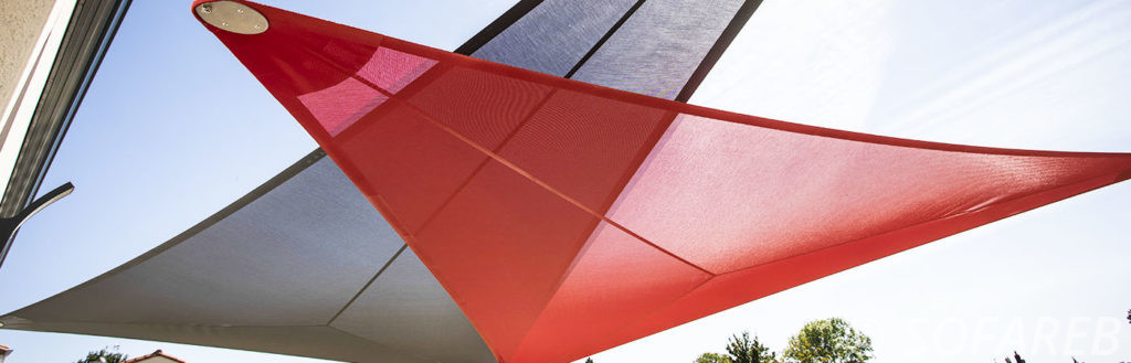 Voiles d'ombrage en triangle gris et rouge