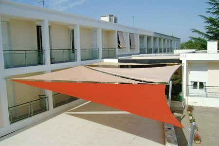 Voile d'ombrage triangle rouge et beige