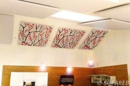 Panneaux acoustiques décoratifs dans une cuisine