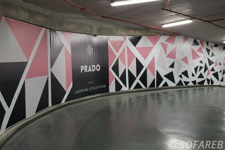 Impression numérique pour une entreprise sur un mur de parking