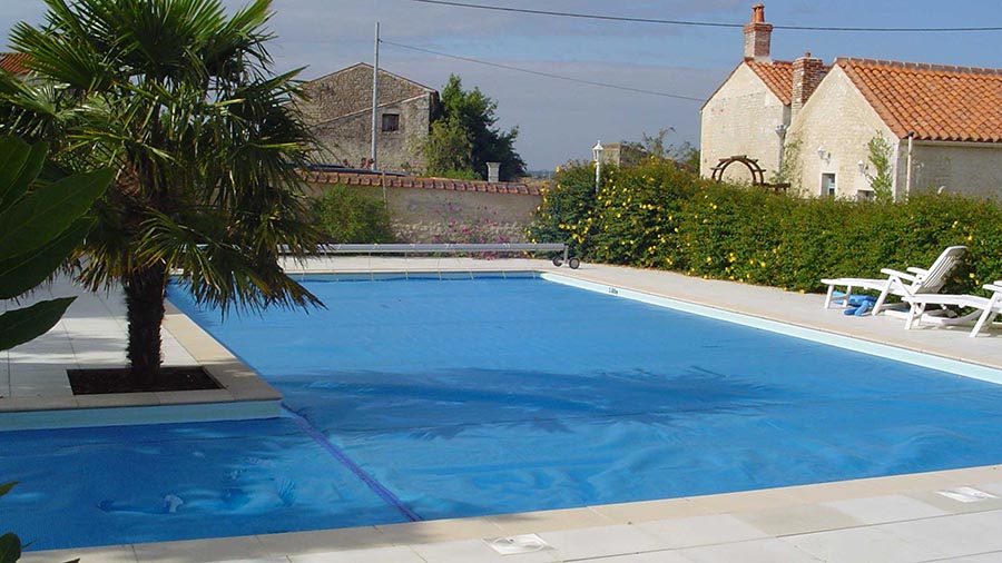  Couvertures-bâches-bulles-sur-mesure-piscine