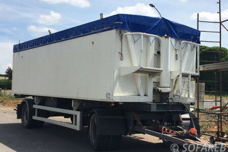 Bâche sur-mesure bleue sur un camion