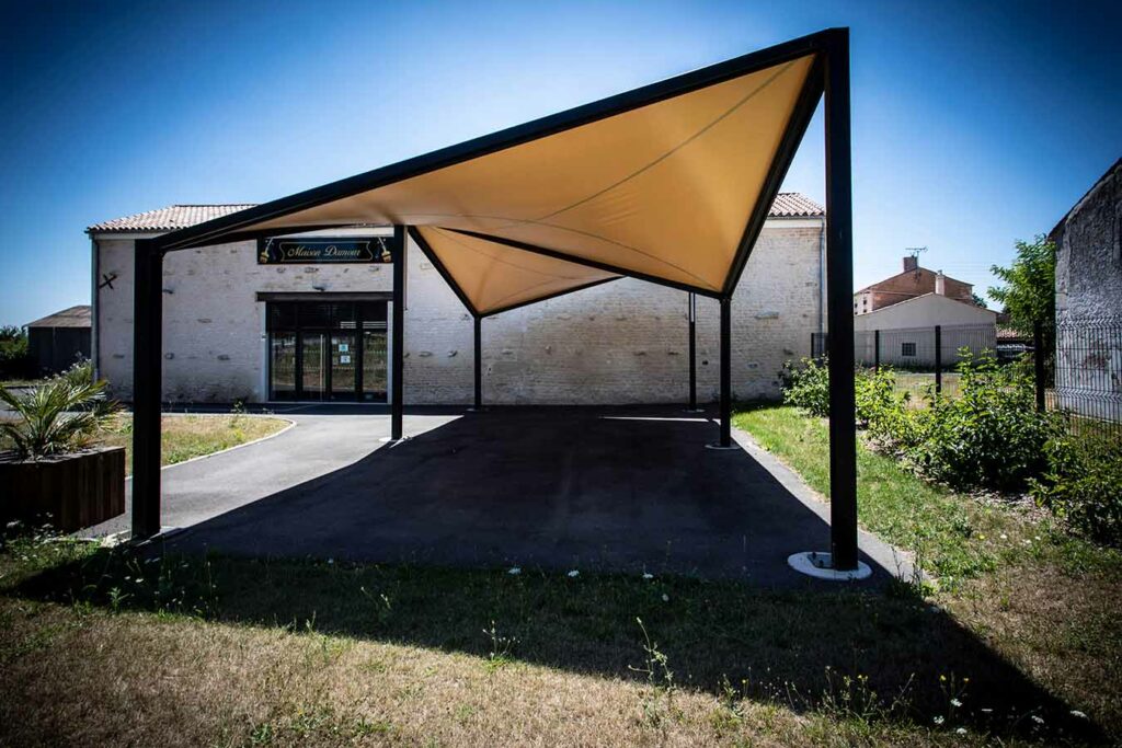 Abris-protection-solaire-collectivités-professionnels-terrasse-structure-metallo-textile