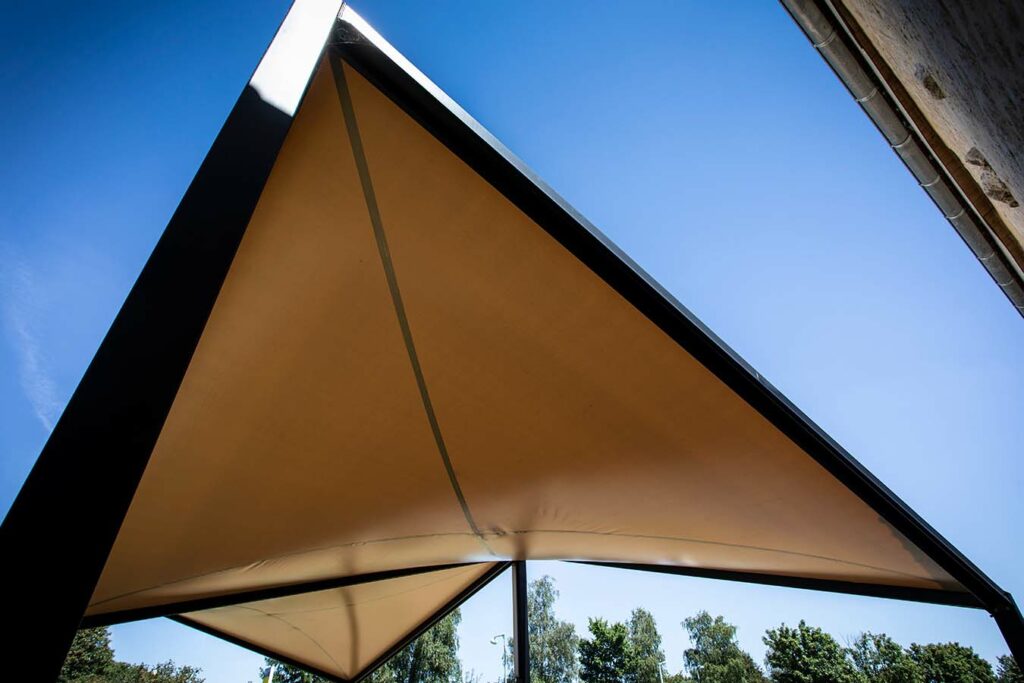 Abris-protection-solaire-collectivités-professionnels-terrasse-structure-metallo-textile