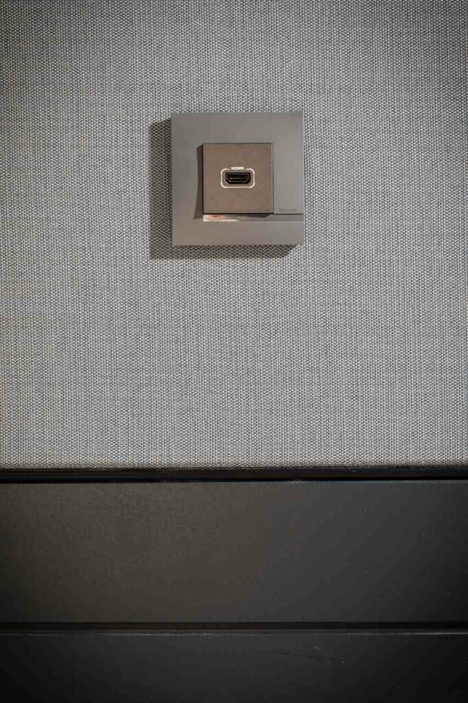 Tissu acoustique gris sur un mur