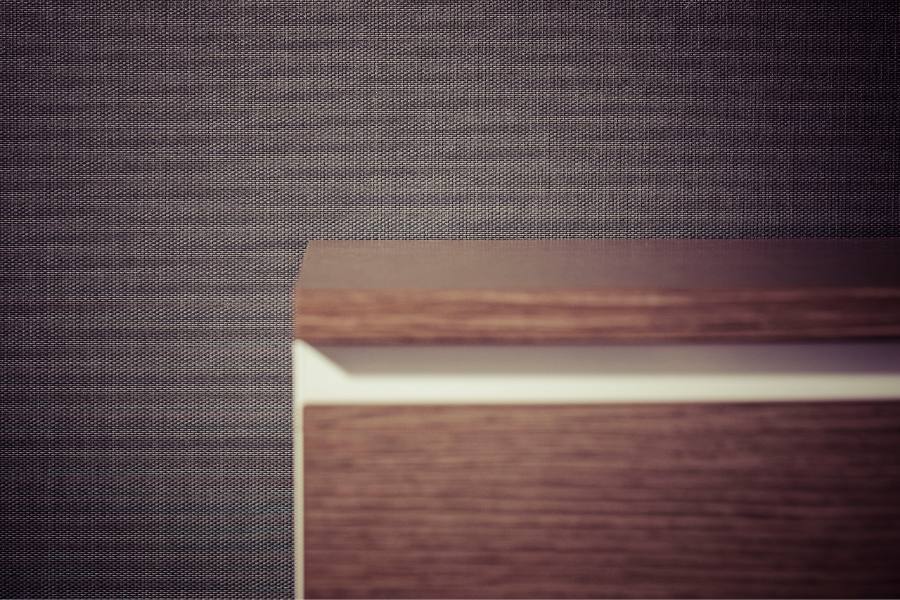 Tissu acoustique gris au mur derrière un meuble