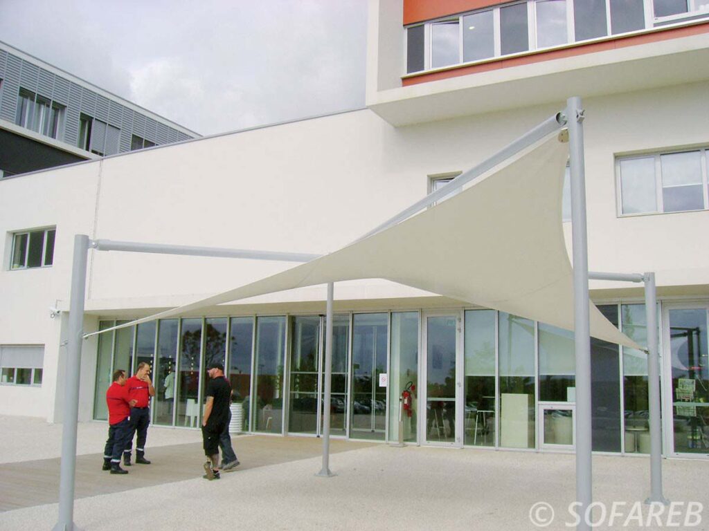 Structure-metallo-textile-protection-solaire