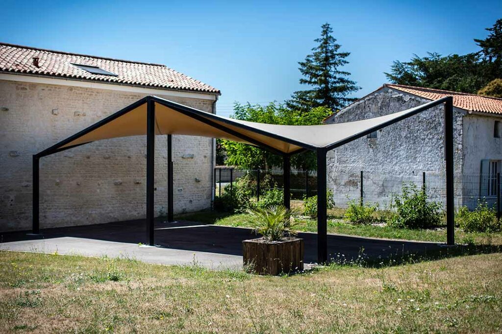 Abris-protection-solaire-collectivités-professionnels-terrasse-structure-metallo-textile