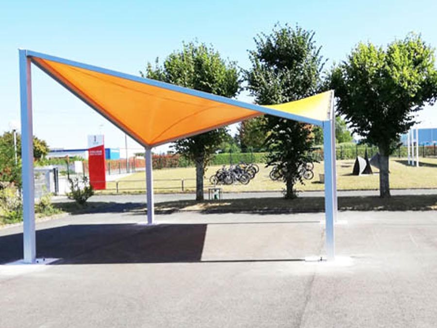 Abri design pour véhicules avec tissu orange et structure acier