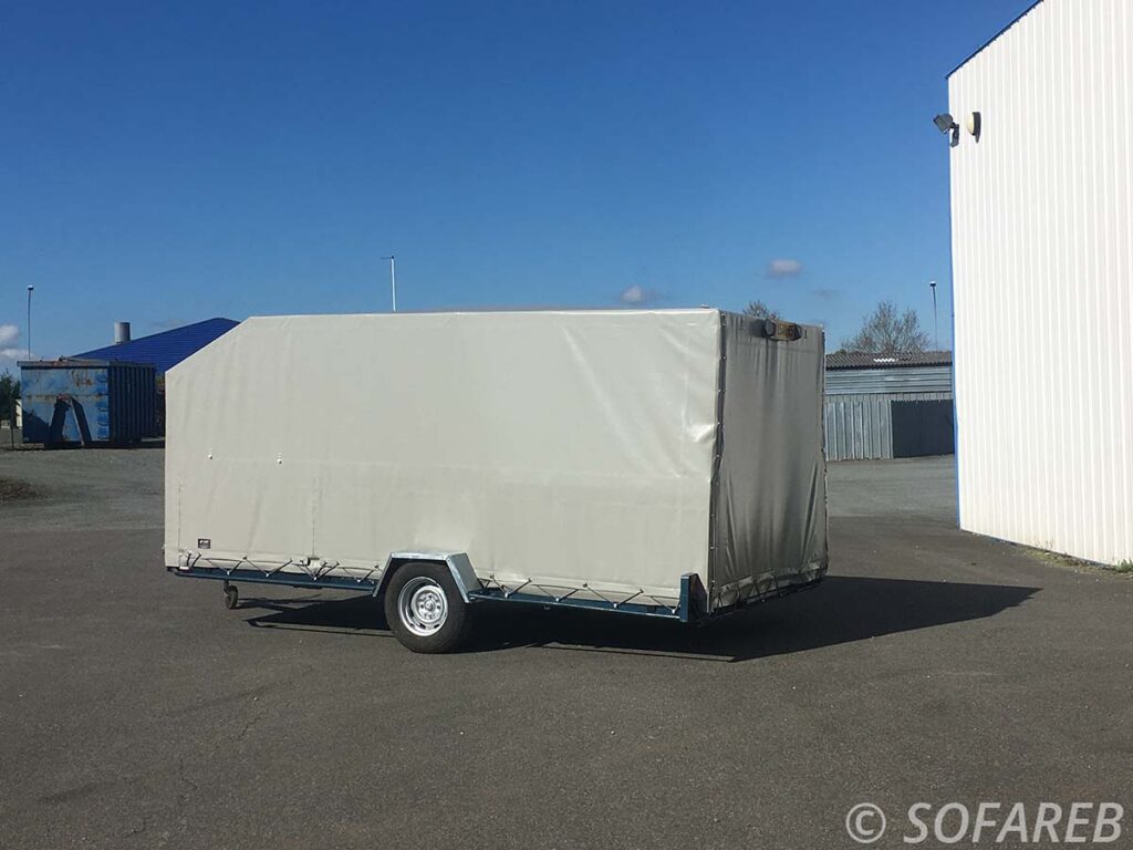 Bâche-personnalisé-sur-mesure-remorque