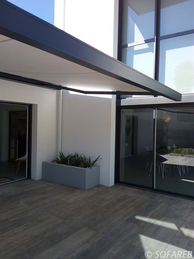 stores-protection-solaire-professionnel-terrasse