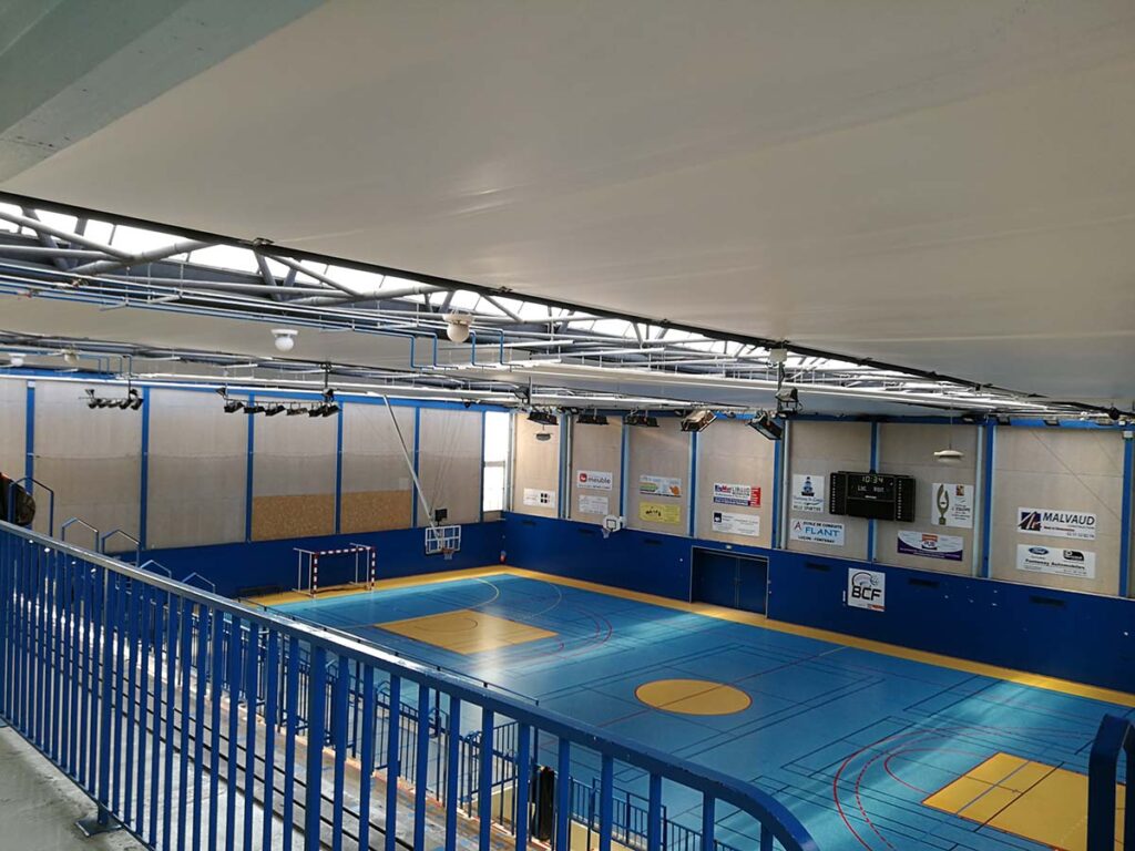 intérieur-panneaux-acoustiques-salle-batiment