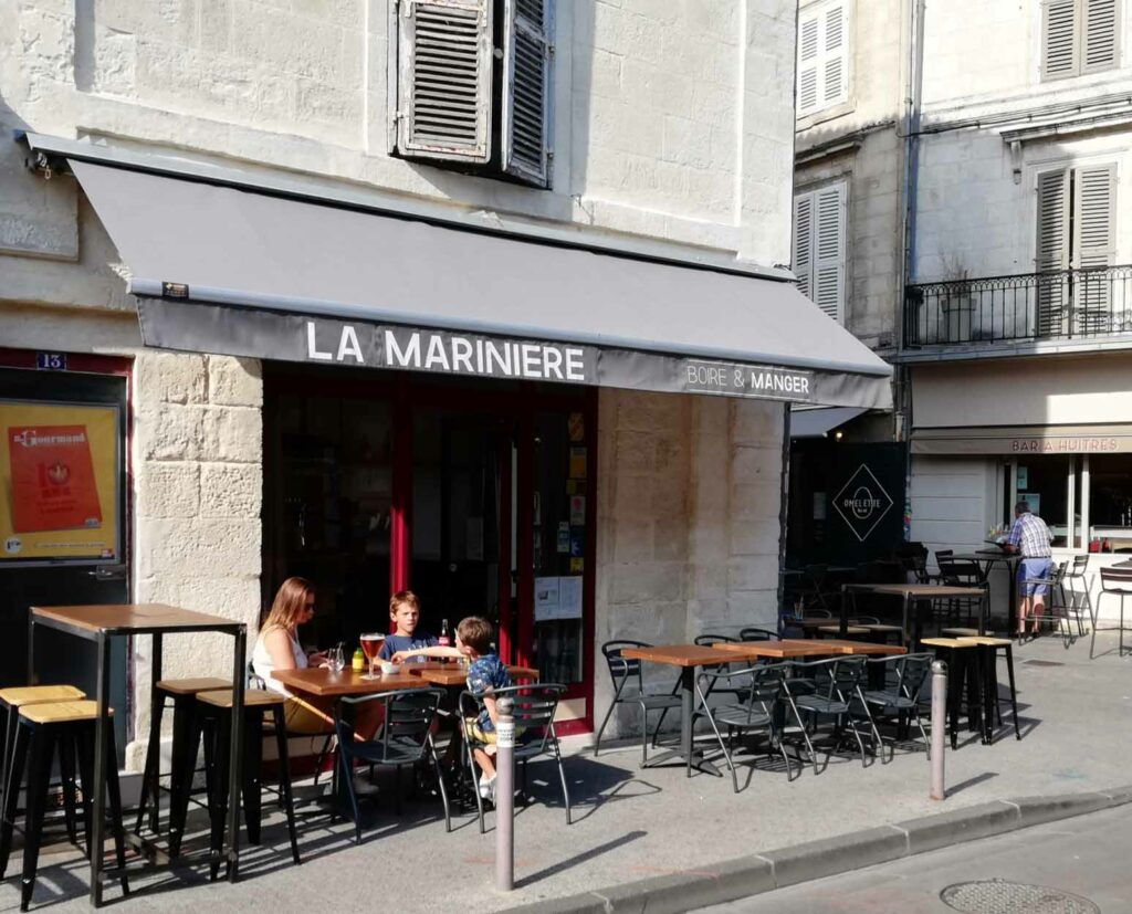 Store extérieur noir pour la terrasse d'un restaurant