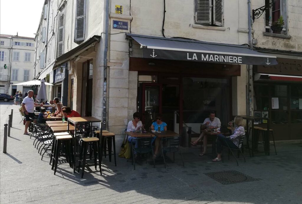 Store extérieur noir pour la terrasse d'un restaurant