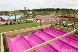 Velums avec tissu rose et structure en bois à O'Gliss Park