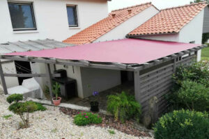 Toit de pergola rouge sur une structure en bois