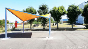 Structure metallo-textile jaune pour abriter les vélos d'une école