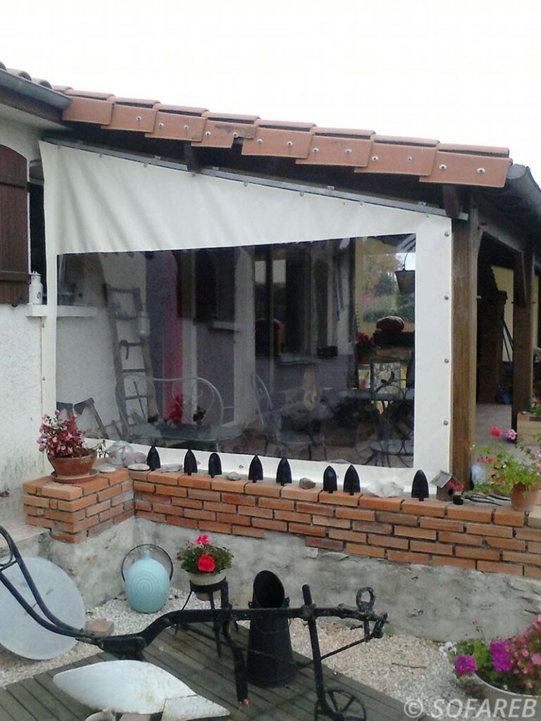 Bâche-sur-mesure-transparence-protection-veranda-terrasse-particulier