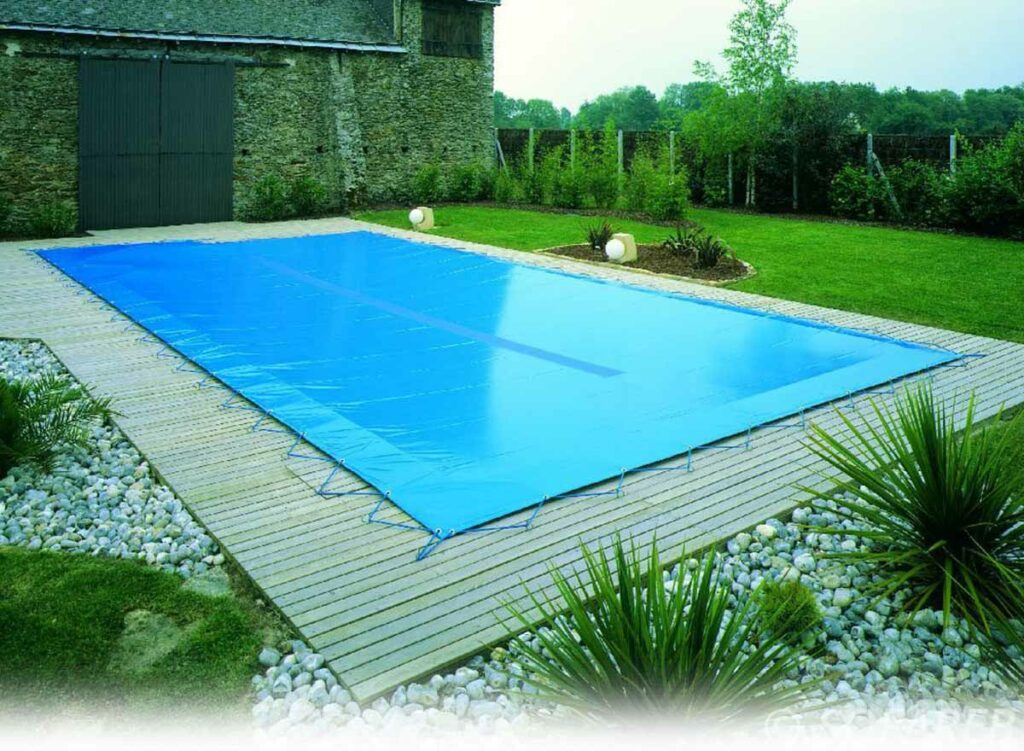 Piscine-bâche-sur-mesure-extérieur-protection