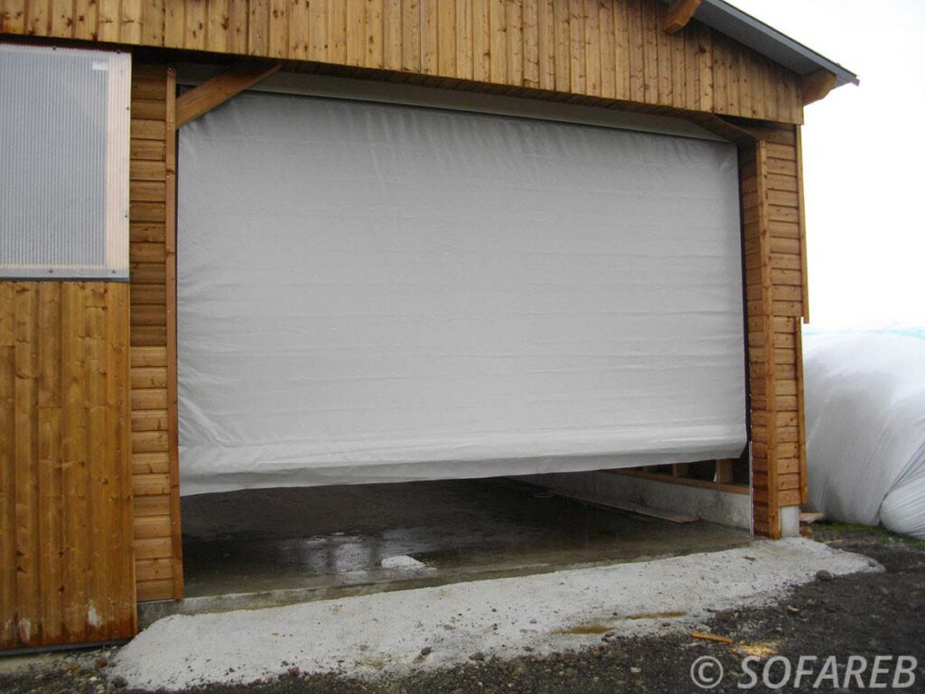 bache-sur-mesure-qualite-porte-souple-garage-entrepot-stockage