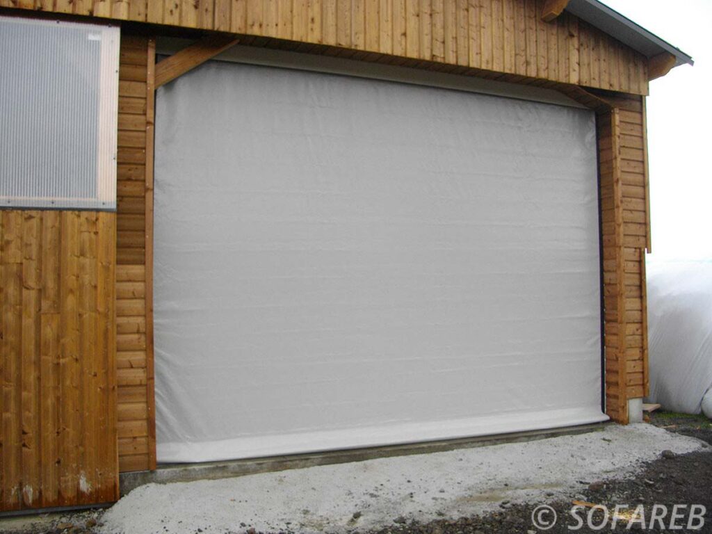 bache-sur-mesure-qualite-porte-souple-garage-entrepot-stockage