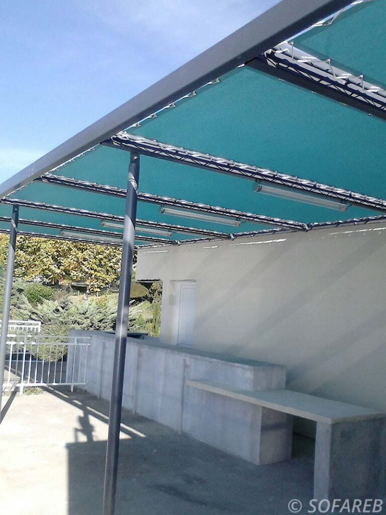 pergola-structure-toile-tendue-bleu-protection-solaire