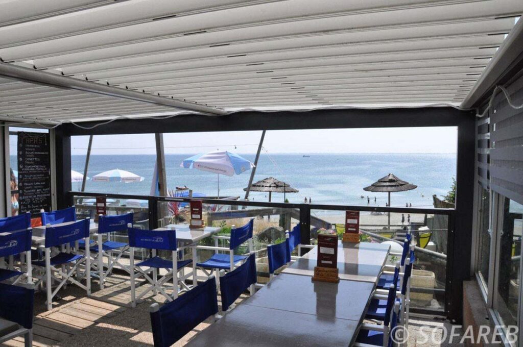 Pergolas-terrasse-protection-solaire-design-vue-sur-mer