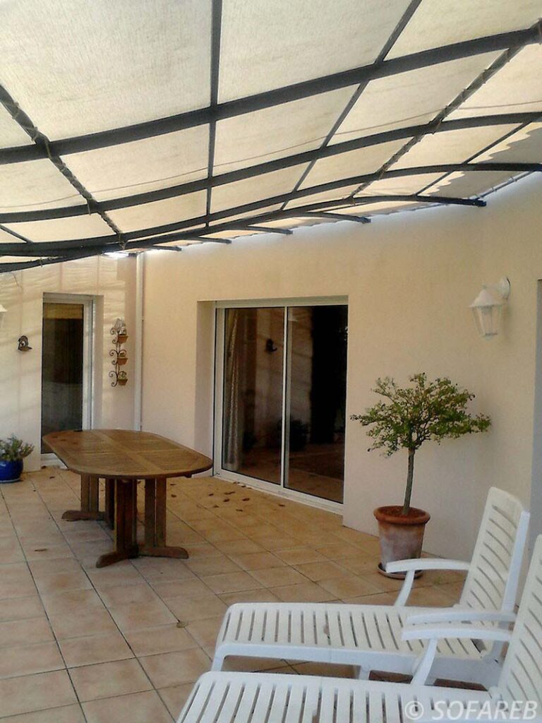 pergola-protection-solaire-structure-design-mouvement-vague