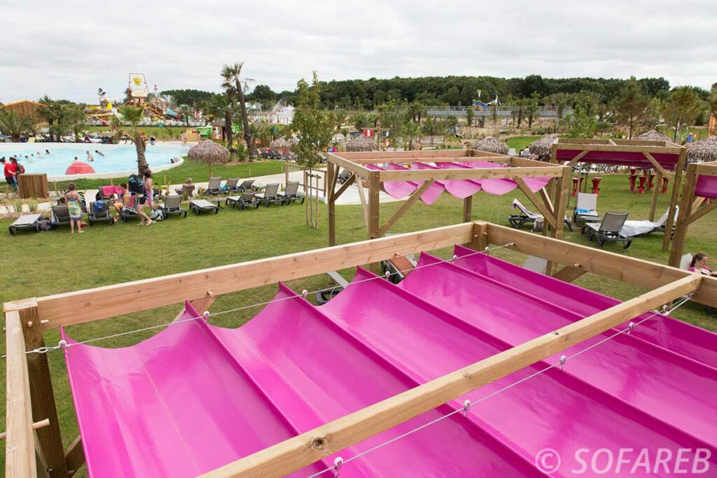 pergola-structure-en-bois-avec-velum-rose-couleur