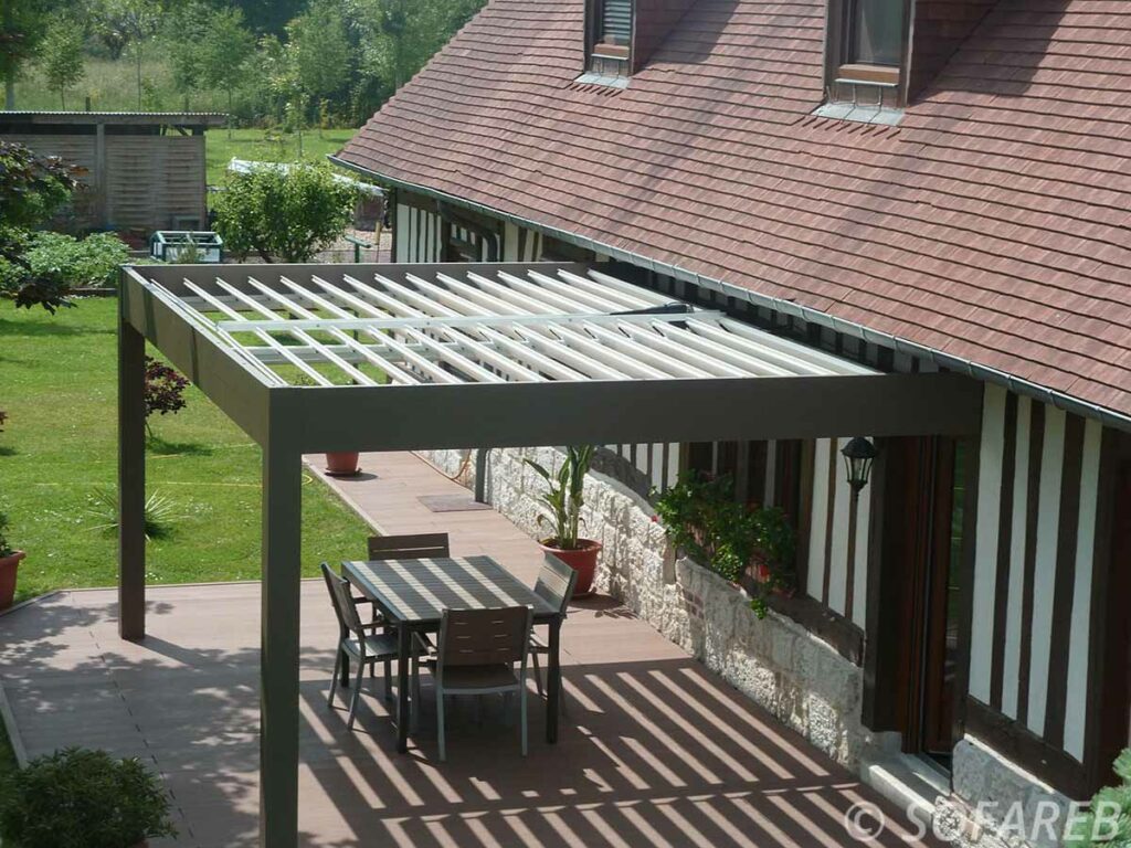 pergola-structure-noire-classique-protection-solaire