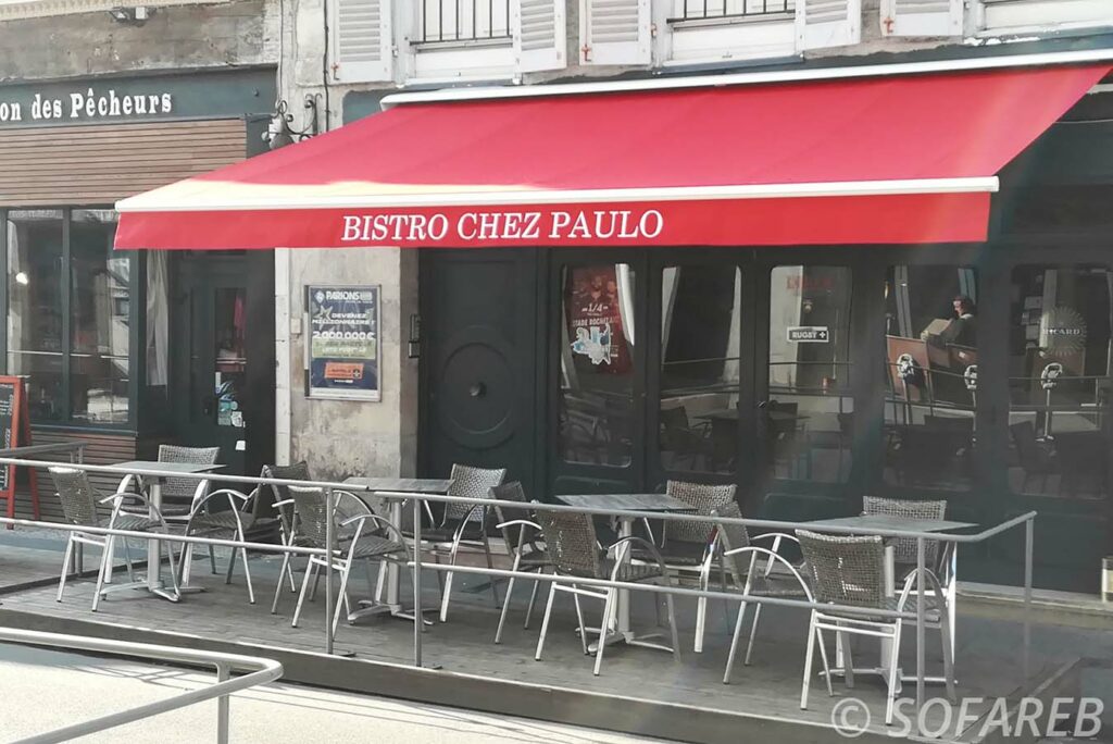 Store extérieur rouge pour un restaurant