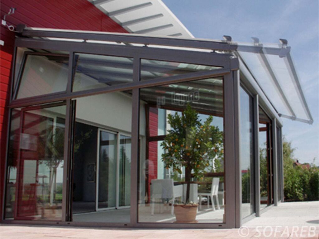 Stores-pergolas-intérieur-veranda-protection-solaire