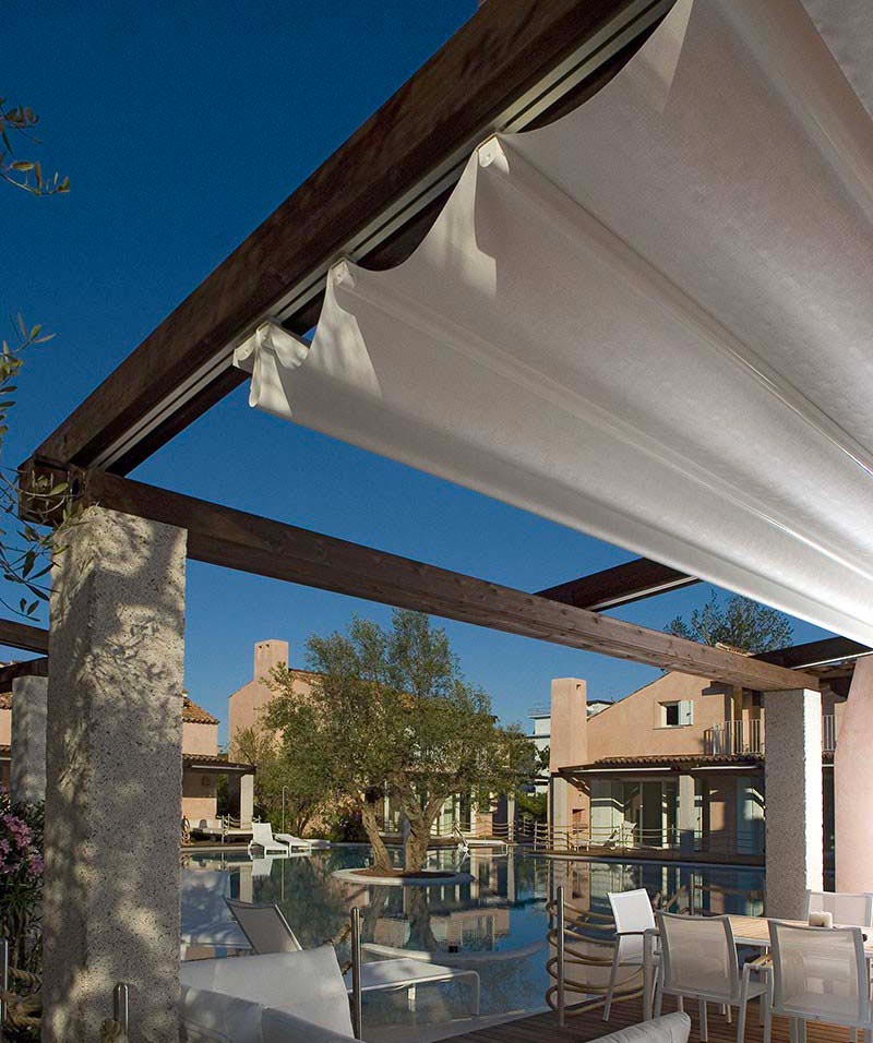 0-Pergola-en-acier-toit-en-velums-blanc-pour-terrasse-restaurant