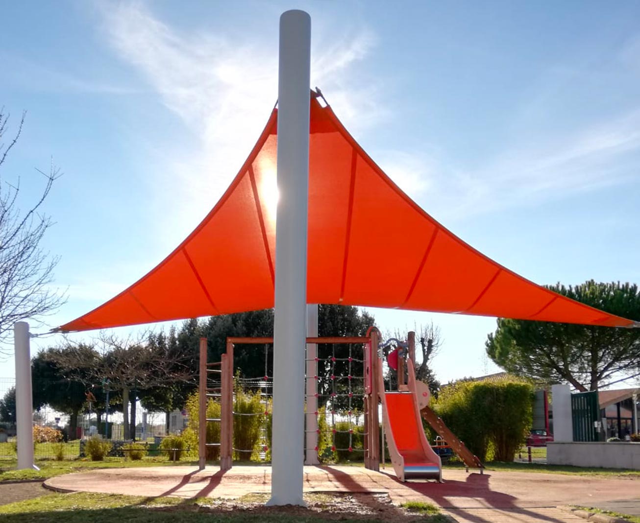 Voiles-d'ombrage-au-dessus-d'une-aire-de-jeu