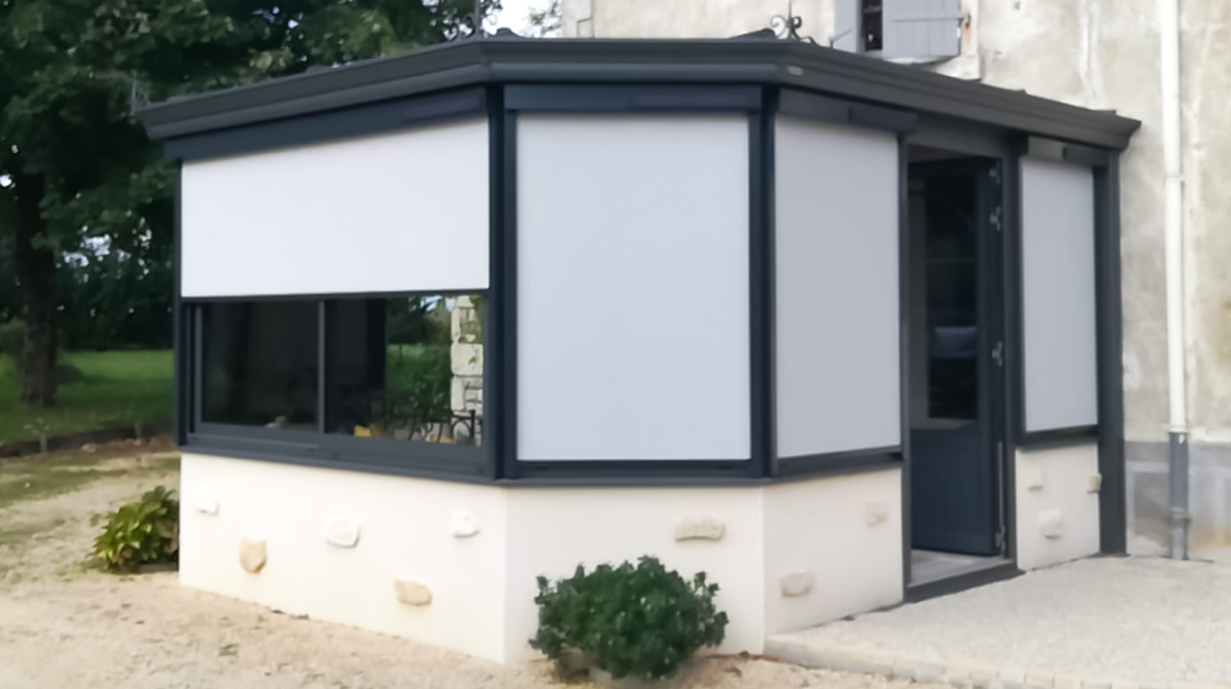 Store screen vertical pour la veranda d'une maison