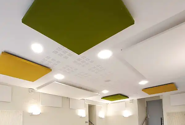 1-Panneaux acoustique accrochés au plafond d'un hall d'accueil
