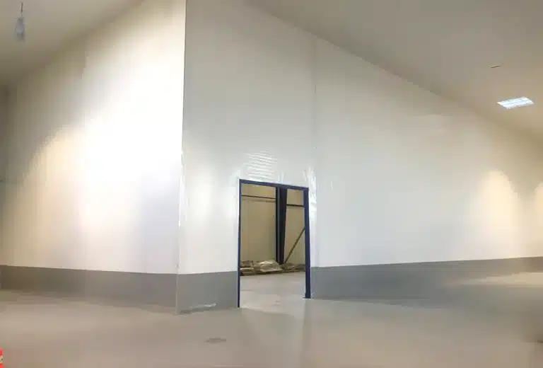 2-Paroi de protection industrielle fabriquée sur mesure par Sofareb