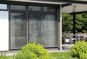 _Brise soleil accroché à la fenetre d'une maison-v2
