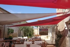 2-Voiles d'ombrage pour protéger la terrasse d'un restaurant